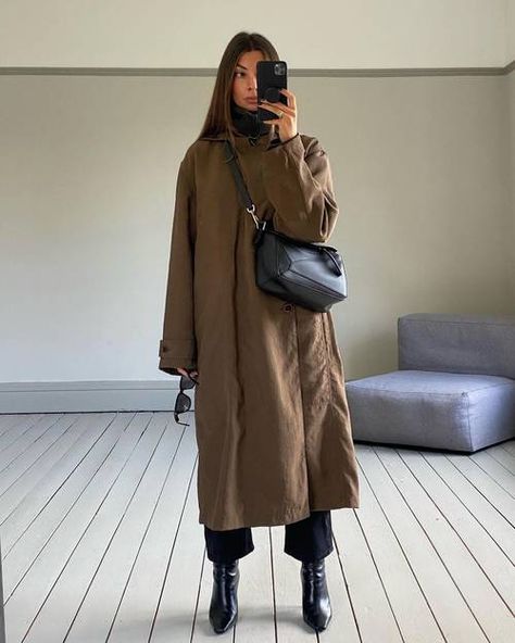 Wet Season Outfit, Rainy Day Outfit Trench Coat Casual, Cold Rainy Day Outfit Nyc, Nyc Rainy Day Outfit Winter, Fancy Rainy Day Outfit, Seattle Rain Outfit, Seattle Outfits Rainy Days, Autumn Rain Outfits, Rainy Weather Fashion