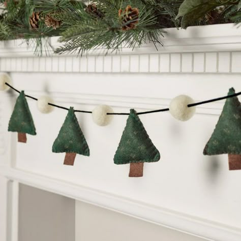 Ideas Decoracion Navidad, Indoor Christmas Lights, Christmas Wreaths & Garlands, Christmas Decorations Garland, Felt Tree, Felt Christmas Decorations, Christmas Mantel Decorations, Diy Ornaments, Christmas Tree Garland