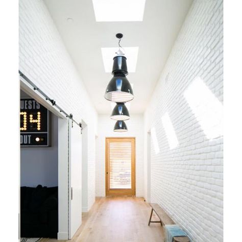 White exposed brick + Industrial details in hallway Interior Painted Brick, White Brick Bathroom, Painted Brick Interior, White Brick Interior, Cali House, Brick Bathroom, Painted Brick Walls, White Brick Wall, Interior Brick