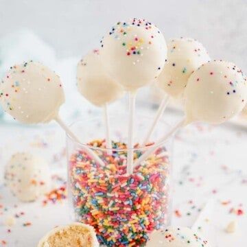 Easy Cake Pop Recipe with Cake Mix - Tasty Treats and Eats Vanilla Cake Pops, Cake Pucks, Cake Pop Boxes, Cake Pop Recipe Easy, Easy Vanilla Cake, Lofthouse Cookies, Cake Pop Sticks, Vanilla Cake Mixes, Cake Pop Recipe