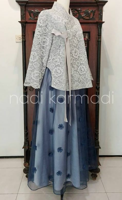 Kebaya Hanbok, Hanbok Wedding Dress, Model Dress Kebaya, Braidsmaid Dresses, Islamic Fashion Dresses, Kebaya Modern Dress, Dress Kebaya, Korean Traditional Dress, Lace Dress Design