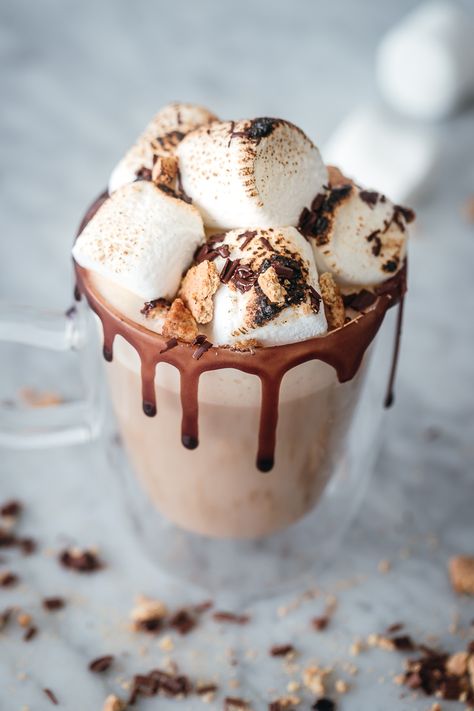 S'mores latte with toasted marshmallows and chocolate syrup | Enjoy a delicious S’mores Latte with all the flavors of your favorite campfire treat- chocolate, graham cracker crumbs and gooey toasted marshmallows! #drinks #christmasbrunch #hotchocolate #smores #holidayrecipes Smores Latte, Coffee Specials, Fall Coffee Drinks, Chocolate Graham Crackers, Mushroom Coffee, Morning Smoothie, Christmas Brunch, Toasted Marshmallow, Fall Coffee