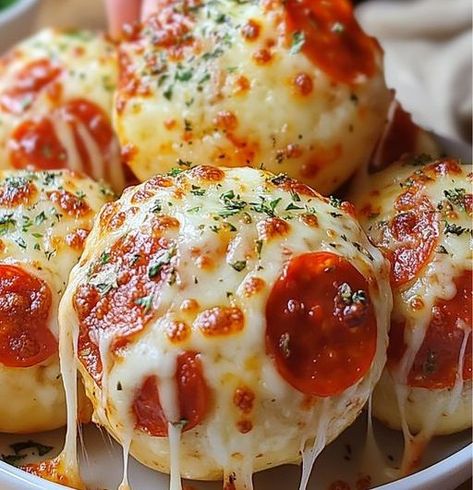 Easy Pizza Bombs Recipe Pizza Bombshell, Pizza Bomb, Pizza Ball, Vegetable Sticks, Sausage Spaghetti, Whole Wheat Pizza, Bombe Recipe, Pizza Bites, Easy Pizza