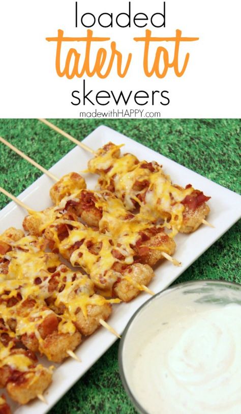 Loaded Tater Tot Skewers | Appetizers | Superbowl food | Tater Tot Kabobs | www.madewithHAPPY.com Hockey Food Ideas, Stadium Food Ideas, Tater Tot Skewers, Tater Tot Appetizers, Loaded Tater Tot, Fingerfood Recipes, Tailgate Foods, Stadium Food, Gameday Food