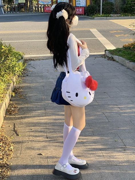 Kawaii Crocs Outfit, Crocs Outfit, Girl Walking, Kawaii Aesthetic, Kawaii Girl, Kawaii Fashion, Pretty People, Hello Kitty, Kitty