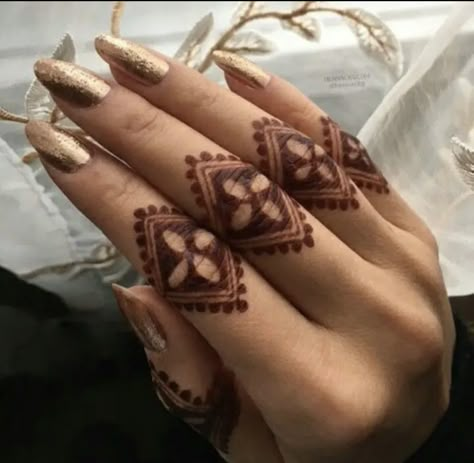 New Henna Designs Unique, Unique Henna Designs, Henna Fingers, Mehandi Simple, Henna Modern, Henna Unique, Henna Aesthetic, Mehandi Wedding, Aesthetic Henna