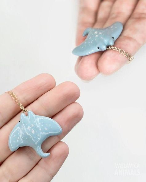 Manta Ray Clay Sculpture, Clay Animal Necklace, Clay Stingray Tutorial, Manta Ray Earrings, Polymer Clay Stingray, Stingray Clay Sculpture, Clay Manta Ray, Polymer Clay Earrings With Charms, Polymer Clay Cute Charms