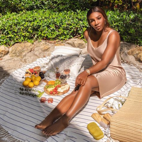 Serena Williams on Instagram: “Mentally I’m here 🍋🍇🍓🥖🧀🧺” Serena Williams Dress, Serena Williams Daughter, Serena Williams Photoshoot, Serena Williams Swimsuit, Alexis Ohanian, Serena Williams Us Open 2022, Straight Hair Extensions, Teyana Taylor, African Girl