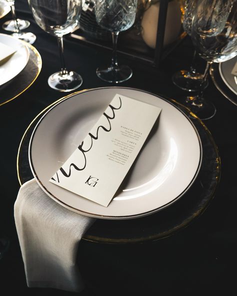 G+L Wp: @maggiecorrales.wedding_planner Venue: @campestredemexicali Black Charger Plates Table Settings, Black Charger Plates Wedding, Black Charger Plates, Charger Plates Wedding, Black Charger, Plates Wedding, Charger Plate, Black Gloss, Charger Plates