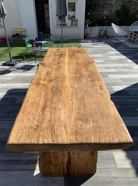 Table massive piétements en bois avec application plastivernis spécial extérieur - 2750.00€ - Aux Bois Flottés Diy Bench Seat, Daybed Design, Wood Dining Room Table, Diy Dining Table, Diy Bench, Diy Table, Pool House, Rustic Dining Table, Wood Table