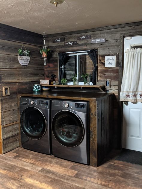 Dark Wood Laundry Room, Farmhouse Washer And Dryer Room, Rustic Vintage Decor Living Room, Barndo Laundry Room Ideas, Ranch Laundry Room, Dark Washer Dryer Laundry Room, Rustic Cabin Laundry Room, Rustic House Interior Decor, Cabin House Interior Design