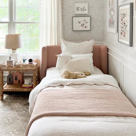 22 Teen Girls Bedroom Decor Ideas | Mummy Time Teen Girls Bedroom Decor Ideas, Green Bedroom Decor, Whimsical Bedroom, Shared Girls Bedroom, Neutral Bedroom Decor, White Bedroom Decor, Luxury Bedroom Decor, Neutral Bedrooms, Pink Bedroom Decor