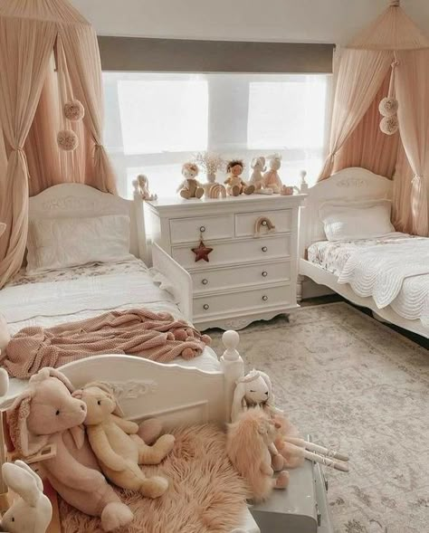 Girls Bedroom Ideas Shared, Sister Bedroom Ideas, Sisters Bedroom Ideas, Sisters Bedroom, Girls Shared Bedroom, Twin Girl Bedrooms, Sister Bedroom, Sisters Room, Twins Bedroom