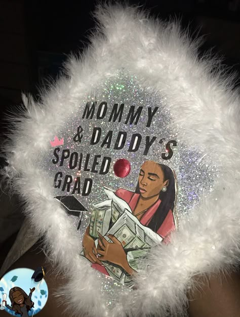 Tupac Graduation Cap Ideas, College Grad Cap Ideas Business, Boujee Graduation Cap, Graduation Cap Ideas Sza, Proud Family Graduation Cap, Business Graduation Cap, Graduation Cap Designs Rappers, Grad Cap Black Woman, Nicki Minaj Grad Caps