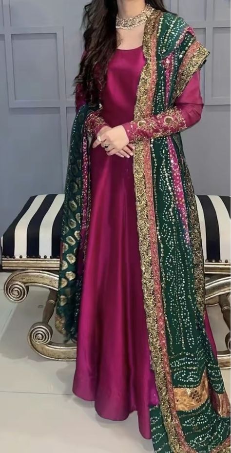 Shaadi Outfits Desi Wedding, Mayoun Outfit, Pakistani Gowns, Pakistani Mehndi Dress, Trending Summer Nails, Simple Dress Casual, Desi Fits, Shadi Dresses, Mehndi Ceremony