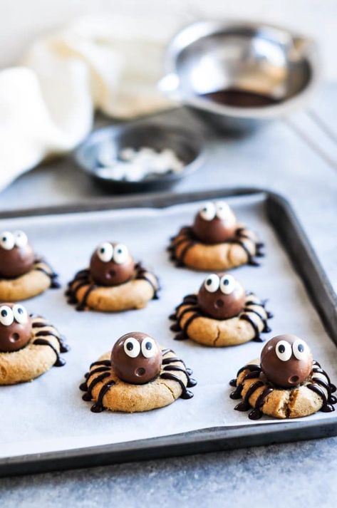 Peanut Butter Spider Cookies, Easy Halloween Cookies Recipes, Menu Halloween, Easy Halloween Cookies, Peanut Chocolate, Cute Halloween Treats, Dessert Halloween, Postres Halloween, Recetas Halloween