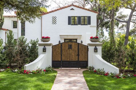 Modern Spanish front elevation red white black classic Spanish style by Van Parys Architecture using Artobrick for the driveway. Spanish Style Exterior, Modern Spanish Style, Colors Bedroom, Brick Fence, Storage Bedroom, Horizontal Fence, Mediterranean Landscaping, Front Yard Fence, Farm Fence