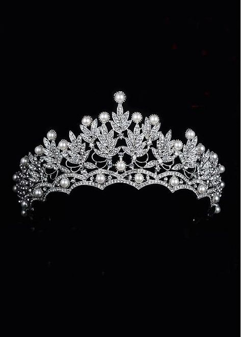 Quince Crowns, Cabin Outfit, Quinceanera Tiaras, Online Wedding Dresses, Crown Collection, Wedding Tiaras, Girly Frame, Wedding Dresses Ball Gown, Happy Birthday Posters