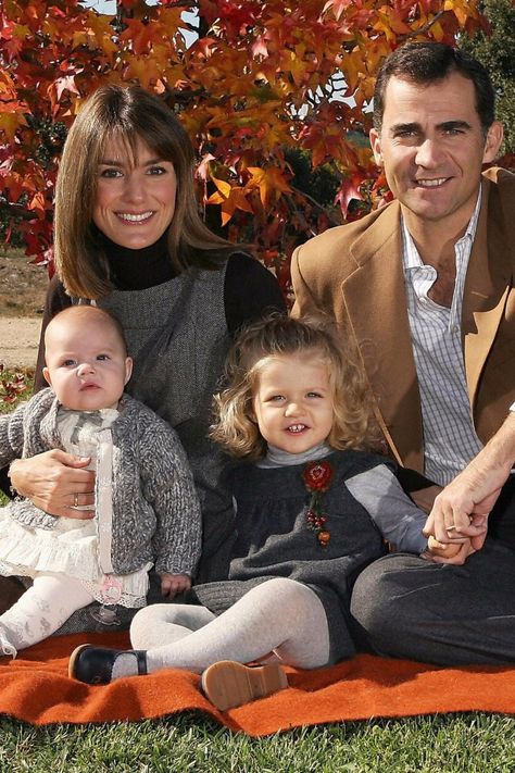 The Spanish Royal Family's Christmas Cards Feature Their Most Precious Snaps Royal Family Christmas, Spanish Queen, Princess Of Spain, Spanish Royalty, Princess Letizia, Royal Christmas, Estilo Real, Familia Real, Royal Babies