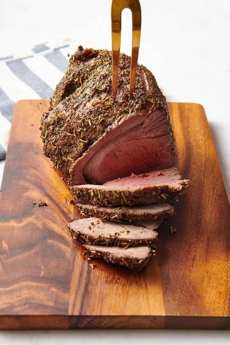 Top Round Roast {Extra Juicy And Tender} - TBMW Round Roast Recipes, Top Round Steak Recipes, Top Round Roast Recipe, Top Round Roast Beef, Top Round Roast, Boston Cream Cake, Roast Beef Recipe, Top Round Steak, Round Steak Recipes