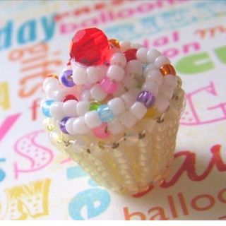 Beaded cucake Beaded Cupcake, Beaded Cake, Birthday Cake Tutorial, Buttercream Frosting For Cupcakes, Cupcake Crafts, 일본 패션, Motifs Perler, Native Beadwork, Beaded Boxes