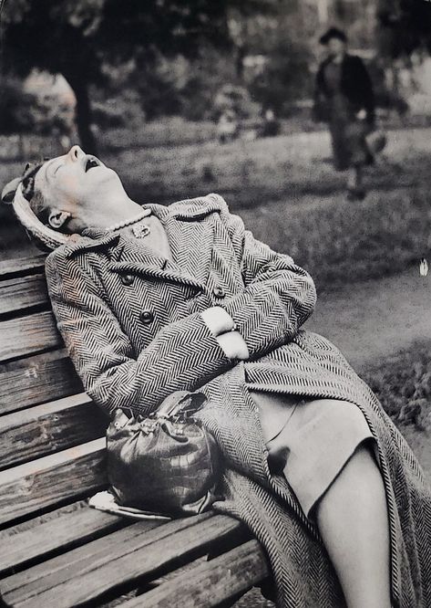 Woman Sleeping, Sleeping Women, Sleep Funny, Advanced Style, Photo Vintage, Work Humor, Bw Photo, Vintage Photographs, Vintage Photography