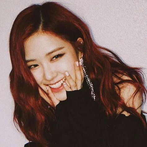 Rosé Laughing, Rosé Red Hair, Rosé Smile, Blackpink Rosé Icons, Red H, Rose And Rosie, Hyun A, Park Rosé, Hair Icon