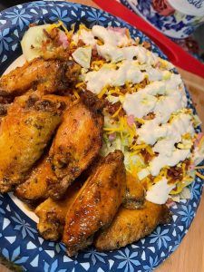 Ranch Wings Recipe, Mushroom And Swiss, Ranch Wings, Cheeseburger Casserole Recipe, Recipes On A Budget, Easy Home Recipes, Dried Thyme, Hot Wings, Wing Recipes