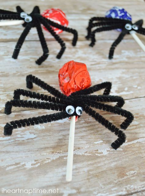 Today, I have collected some simple Halloween Crafts for Kids that can be made at a school classroom party, halloween party, or made for decoration. Spider Suckers, Spider Lollipops, Halloween Crafts For Kids To Make, Halloween Food Treats, Easy Halloween Crafts, Halloween Goodies, Halloween Diy Crafts, Halloween Crafts For Kids, Theme Halloween