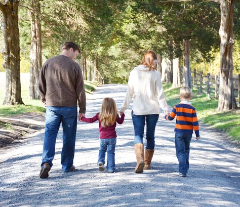 Family Walking Photography, Sustained Investigation, Family Walking, Walking Poses, Job Reference, Cute Family Photos, Drawing Ideas List, Jones Family, Photo Walk