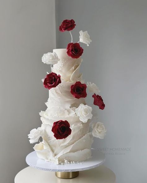 Wedding Cakes Aesthetic, Wedding Sketch, Red Wedding Decorations, Wafer Paper Cake, Cake Aesthetic, Luxury Cake, Cake Artist, Luxury Wedding Cake, Invitation Video