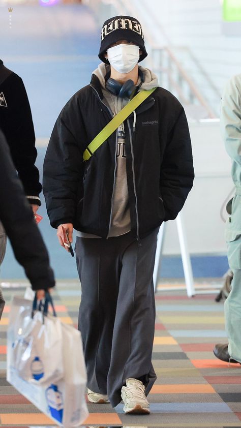 Han Jisung Outfits Airport, Airport Fashion Kpop Men, Skz Airport Outfit, Han Jisung Casual Outfit, Han Jisung Ootd, Han Jisung Airport Fashion, Han Airport Fashion, Han Outfits Skz, Han Jisung Fashion