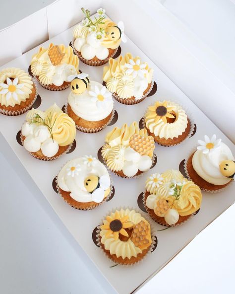 Matching normal and mini cupcakes to go with the cute cake 🐝🌻 | Instagram What Will It Bee Cupcakes, Bee Birthday Cupcakes, Bride To Bee Cupcakes, Honey Bee Cupcakes Ideas, First Bee Day Cupcakes, Bumble Bee Cupcakes Ideas, Honey Bee Cupcakes, Bee Day Cupcakes, Summer Cupcakes Decoration