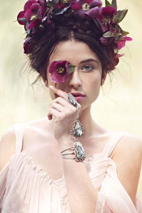 se Free People Wedding Dress, Free People Wedding, Woman With Flowers, Flowers In Her Hair, Hippy Chic, Floral Headpiece, Wedding Crown, 인물 사진, Floral Crown