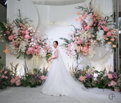 Trending Wedding Decor 2024, Small Hall Wedding Decorations, Wedding Flowers Background, Photobooth Wedding Backdrop, Modern Wedding Stage Design, Dekor Lamaran, Backdrop Photobooth, Elegant Long Sleeve Wedding Dresses, Chinese Wedding Decor