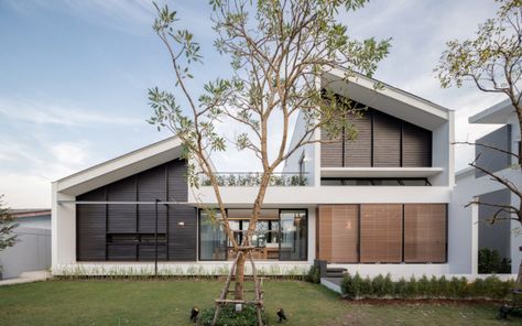 Multiple Courtyard House by Poetic Space Studio Backyard Views, Small Courtyards, Courtyard House, Row House, Roof Design, House Architecture Design, Family House, Architecture Model, Modern Architecture