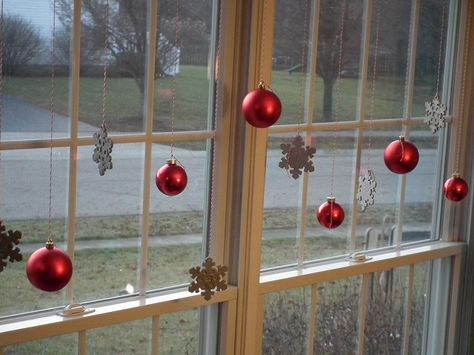 Top 10 Best Window Decoration Ideas for Christmas.  The candy cane decor wouldn't last with me...I'd be munching on them! Window Decor Diy, Diy Christmas Window, Cane Decor, Christmas Shop Window, Christmas Window Decoration, Window Decorating, Diy Classroom Decorations, Sparkling Christmas, Diy Christmas Ornament