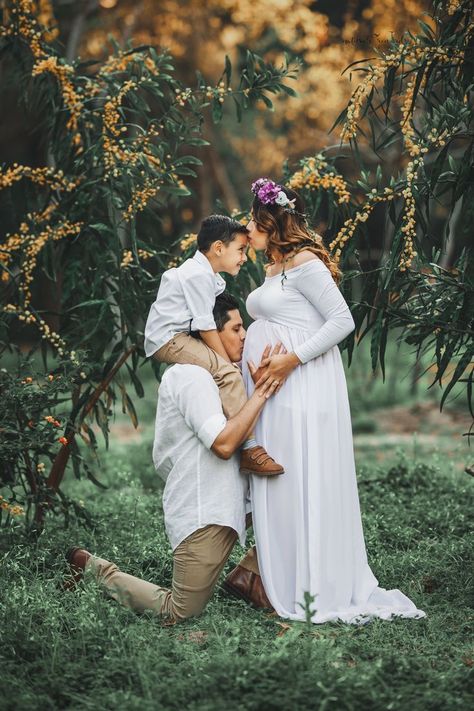 Mother To Be Photoshoot, Maternity Photography With Sister, Family Of Three Maternity Photoshoot, Older Sibling Maternity Photos, Maternity Shoot Poses Family, Maternity With Family, Maternity Photoshoot Poses With Toddler, Family Pictures Pregnant, Maternity Poses With Family