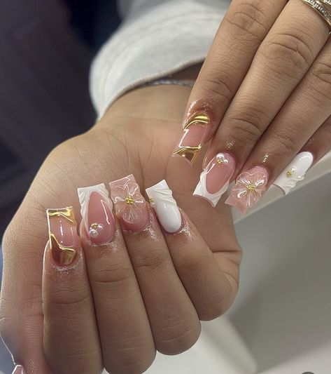 Aesthetic Square Nails Short, Short Nails White And Gold, Square Nails Gold Design, December Nails Gold, Square Aesthetic Nails, Cute Short Nail Set Ideas, Gold And White Nails Short, Toes Nails French Tip, Short Sets Nails