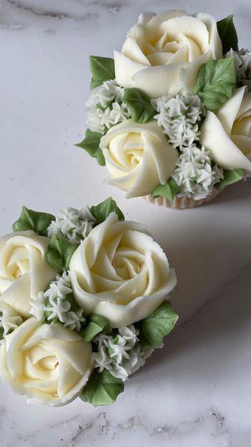 Stephie’s Cupcakes on Instagram: "Hope everyone had a lovely weekend! Piped mini white roses today☺️🤍 #cupcakeroses #cupcakepiping #flowerpiping #buttercreamflowers" White Floral Cupcakes, White Rose Cupcakes, Rosette Cupcakes, Diy Reception, Baking Bad, Cupcake Piping, Piping Flowers, Buttercream Roses, White Buttercream