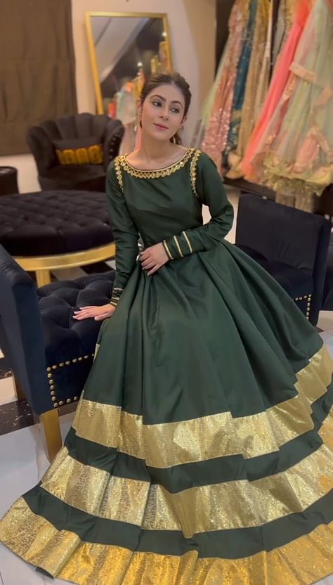 Green Simple Frock with Huge Size & also put on yellow jamawar patti use gota kanari simple looking. Designing Blouse, Simple Frock, Indian Maxi, Eid Quotes, Silk Dress Design, Stylish Maxi Dress, Fashion Show Dresses, Frock Style, Simple Frocks