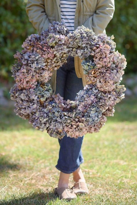 Dried Hydrangea Wreath, Hydrangea Wreath Diy, Fall Hydrangea Wreath, Simple Wreath, Easy Fall Wreaths, Fall Hydrangea, Fall Leaf Wreaths, Straw Wreath, Dried Hydrangeas