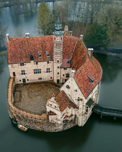 Architecture Antique, Castle Germany, Small Castles, Chateau Medieval, Chateau France, Castle Ruins, Beautiful Castles, A Castle, Medieval Castle