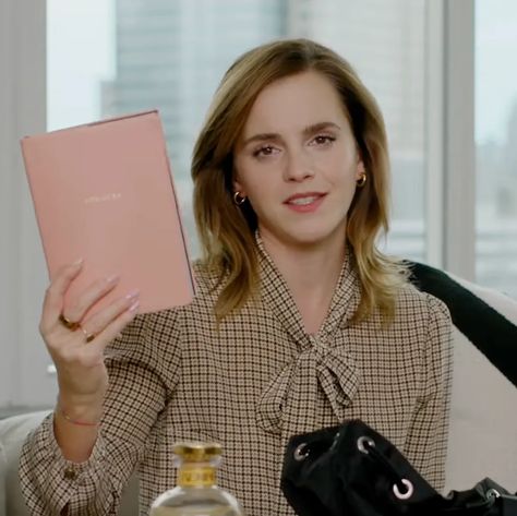 Emma Watson's Daily Journal Prompts Will Change Your Life - Brit + Co Emma Watson Reading, New Year Resolution Ideas, Fabric Covered Canvas, Vogue Youtube, Relationship Journal, Resolution Ideas, Healthier Habits, New Year Resolution, Daily Journal Prompts