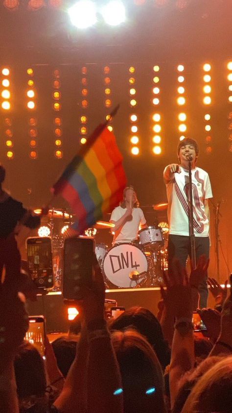 Lgbt Flag, Louis Williams, Larry Stylinson, Love On Tour, Pride Flags, Atlanta Ga, Louis Tomlinson, One Direction, Harry Styles