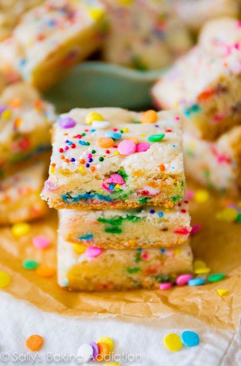 How to make cake batter blondies on sallysbakingaddiction.com Cake Batter Bars, Cake Batter Blondies, Non Chocolate Desserts, Cake Batter Recipes, Cake Batter Cookies, Smores Dessert, White Choc, Batter Recipe, Easter Desserts Recipes