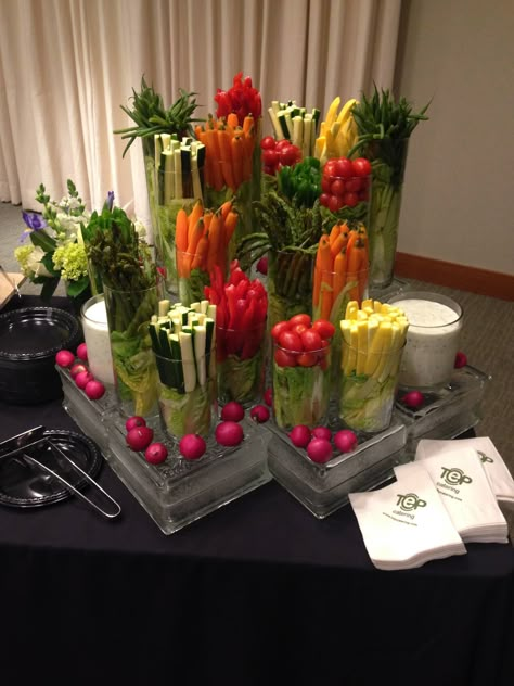 Elegant Vegetable Tray, Wedding Vegetable Display, Buffet Vegetables, Appetizer Display Ideas Presentation, Fancy Veggie Tray, Veggie Platter Ideas Trays Presentation, Party Food Display Ideas, Thanksgiving Vegetable Tray, Thanksgiving Veggie Tray