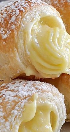 Italian Cream Stuffed Cannoncini, Cream Stuffed Cannoncini, Puff Pastry Horns, Pastry Horns, Kek Lapis, Italian Cream, Italian Pastries, Puff Pastry Recipes, Pastry Desserts