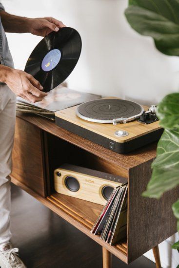 House of Marley Stir It Up Turntable - Bamboo/Black: Amazon.co.uk: Audio & HiFi Record Aesthetic, Teenager Bedroom, Bob Marley Legend, Desk Aesthetic, Coolest Gadgets, Vinyl Aesthetic, Men's Journal, Turn Table Vinyl, Vinyl Record Player