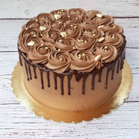 classic chocolate cake German Chocolate Cake Decorated, Chocolate Buttercream Cake, Buttercream Birthday Cake, Buttercream Cake Designs, Chocolate Cake Designs, Mini Torte, Rosette Cake, Chocolate Cake Decoration, Cake Decorating Frosting